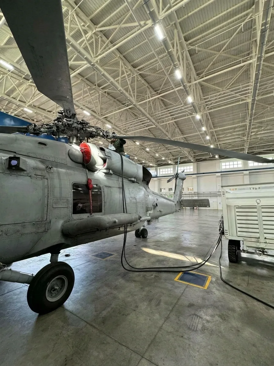 Hangarda bir helikoptere bağlı hidrolik güç ünitesi