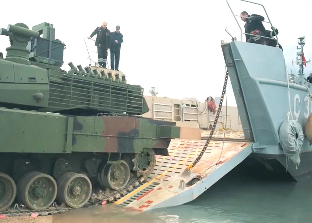 LCM baş rampasından inen ana muharebe tankı