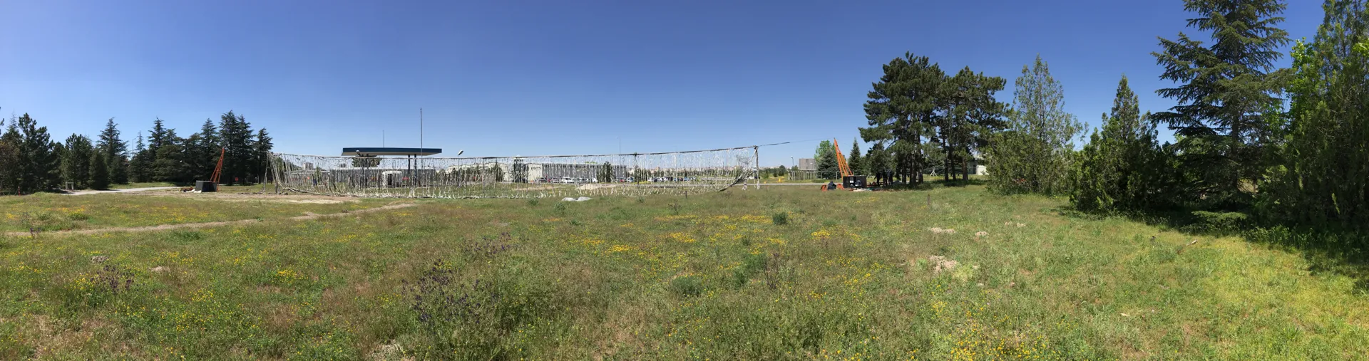 Ağ bariyeri indirilmiş pist sonunun panoramik görünümü