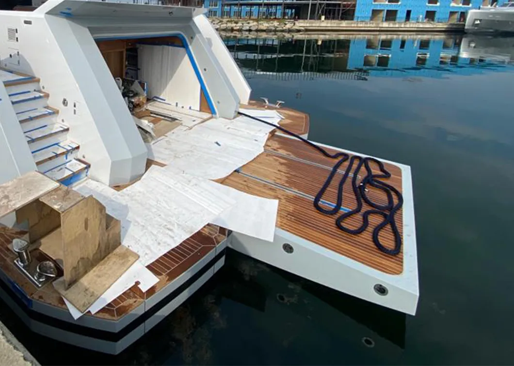 Motor yatın kıçında açık beach club