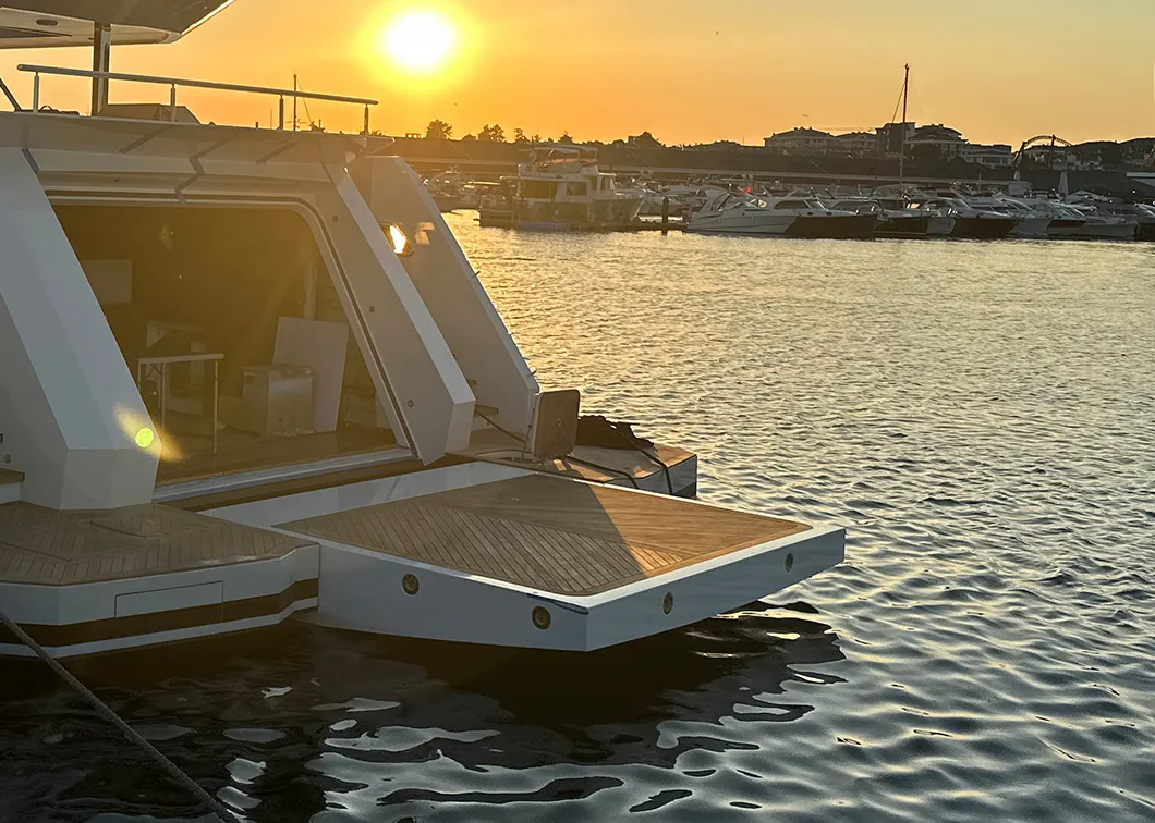 Gün batımında açık beach club platformu